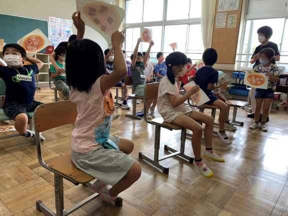 ショッピングでできあがったピザを披露